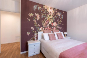 Lora flowers Suite, free parking,self check in, 5